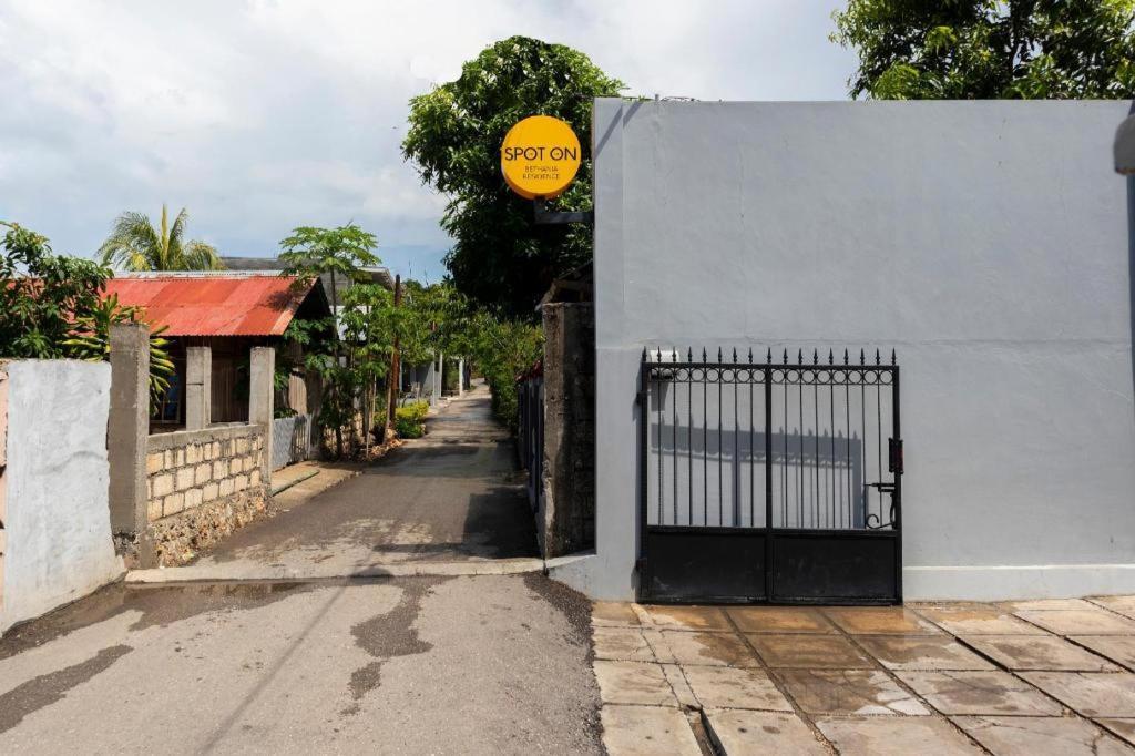สปอต ออน 2063 เบทาเนีย เรสซิเดนซ์ Hotel กูปัง ภายนอก รูปภาพ