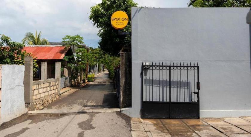 สปอต ออน 2063 เบทาเนีย เรสซิเดนซ์ Hotel กูปัง ภายนอก รูปภาพ